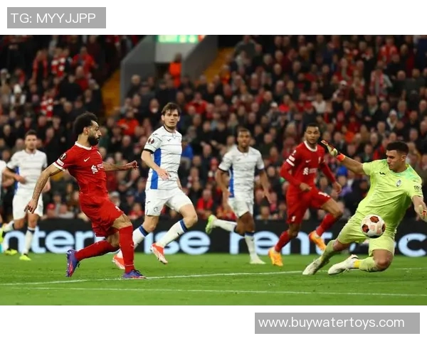 欧冠小组赛火热进行利物浦防线频频失守的原因分析